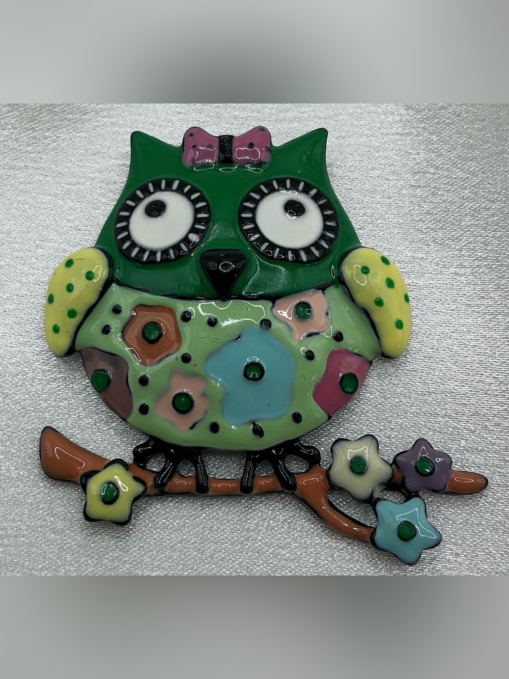 GREEN MULTICOLOR PRINTED BELLY OWL WITH BOW ON BRANCH BROOCH NWOT